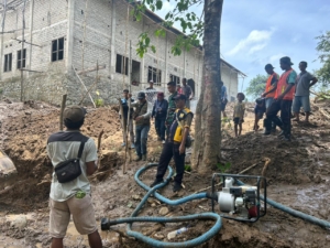 Pratu Aldit Maramba Dampingi PUPR dan Warga Pasang Bronjong di Desa Nggongi