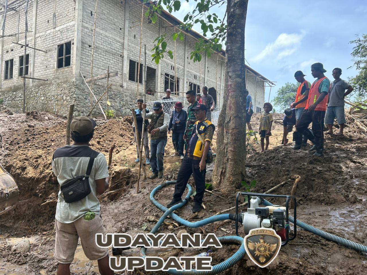 Pratu Aldit Maramba Dampingi PUPR dan Warga Pasang Bronjong di Desa Nggongi