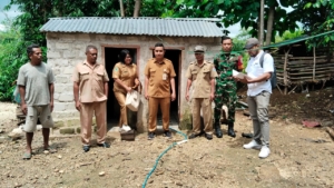 Dukung Sanitasi Sehat, Babinsa Koramil 01/Lewa Tinjau Jamban Warga Bersama Puskesmas