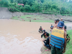 Sinergi Babinsa, Tim SAR, dan Warga Kumbe Maksimalkan Pencarian Korban Banjir di Kota Bima