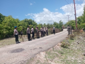 Babinsa Koramil Batutua Kawal Pembongkaran Blokade Jalan Lapen di Desa Bo’a