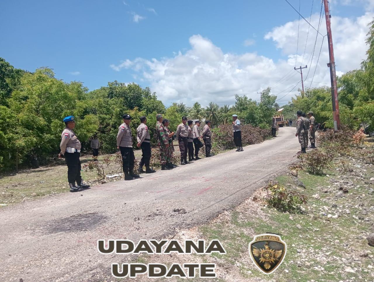 Babinsa Koramil Batutua Kawal Pembongkaran Blokade Jalan Lapen di Desa Bo’a