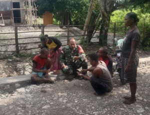 Babinsa Koramil 1618-04/Bisel Gelar Komsos di Desa Sekon Bahas Keamanan dan Ketertiban