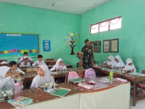 Dukung Program Gizi Anak, Babinsa 1613 Sumba Barat Lakukan Pendampingan di SD Islam Wailiang