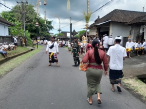 Berbaur Ditengah Upacara Keagamaan, Sertu Nengah Karta Hadirkan rasa Aman Dan Nyaman Masyarakat