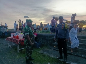 TNI Polri Dan Pecalang Di Desa Takmung Lakukan Pengamanan Upacara Keagamaan Melasti