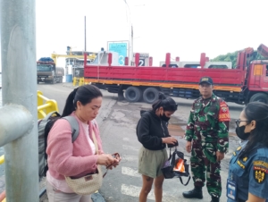 Bersinergi dengan Instansi terkait Anggota Kodim 1623/Karangasem cek KTP Penumpang.