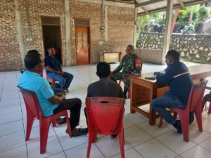 Sertu Fonseca Laksanakan Komsos Bersama Warga Desa Kloangpopot