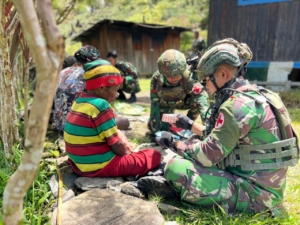 Satgas 743/PSY Datangi Rumah Warga Berikan Pemeriksaan Kesehatan Gratis