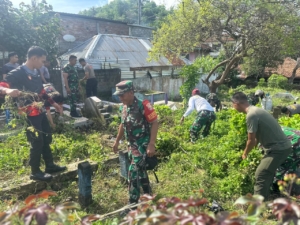 Kodim 1614/Dompu ikut serta Karya Bhakti Jum’at Semesta yang di gagas oleh Organisasi Alumni 1995 Kabupaten Dompu.