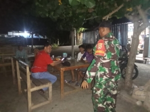 Babinsa Sertu Rusdin Intensifkan Pembinaan Teritorial Lewat Kongkow dan Ronda Malam