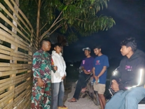 Babinsa Sertu Syarifuddin Ajak Warga Embung Jaya Jaga Kamtibmas Lewat Ronda Malam