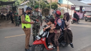 Operasi Patuh Rinjani–Zebra, TNI dan Polri Tertibkan Lalu Lintas di Karijawa