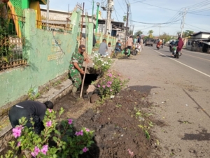 Danramil Kapten Kav M. Kasim Pimpin Karya Bakti Jumat Bersih di Masjid At Taqwa Soriutu