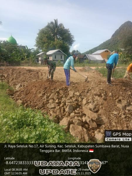 Babinsa Koramil 1628-03/Seteluk Kawal Pengerjaan Pengisian Tanah Uruk Pembangunan KDKMP di Desa Air Suning