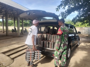 Babinsa Pantai Baru Dampingi Pembagian Makanan Bergizi untuk 3.093 Siswa di Rote Ndao