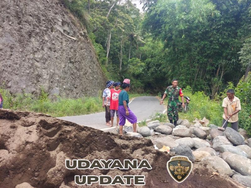 Babinsa Pu’utuga Gelar Karya Bakti Bersama Warga, Saluran Air Lingkungan Dibangun untuk Cegah Genangan