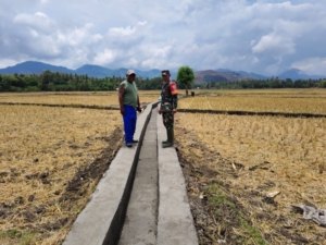 Babinsa Kotabaru Dampingi Kelompok Tani Aewa Selesaikan Pengerjaan Irigasi 342 Meter