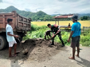 Sinergi TNI dan Masyarakat, Karya Bakti Babinsa di Desa Otogedu Berjalan Lancar