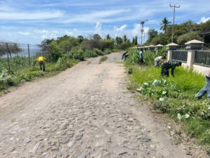 Aksi Bersih Desa Wulandoni, Babinsa Turun Langsung Bersama Warga