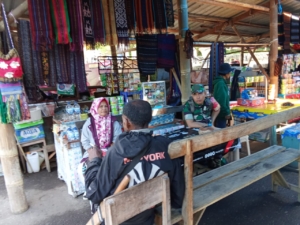 Babinsa Wolowaru Laksanakan Komsos dan Pamwil, Warga Wolojita Merasa Aman