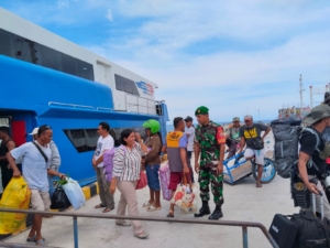 Babinsa Ba’a Pantau Kedatangan Kapal Express Bahari 8E di Pelabuhan Ba’a