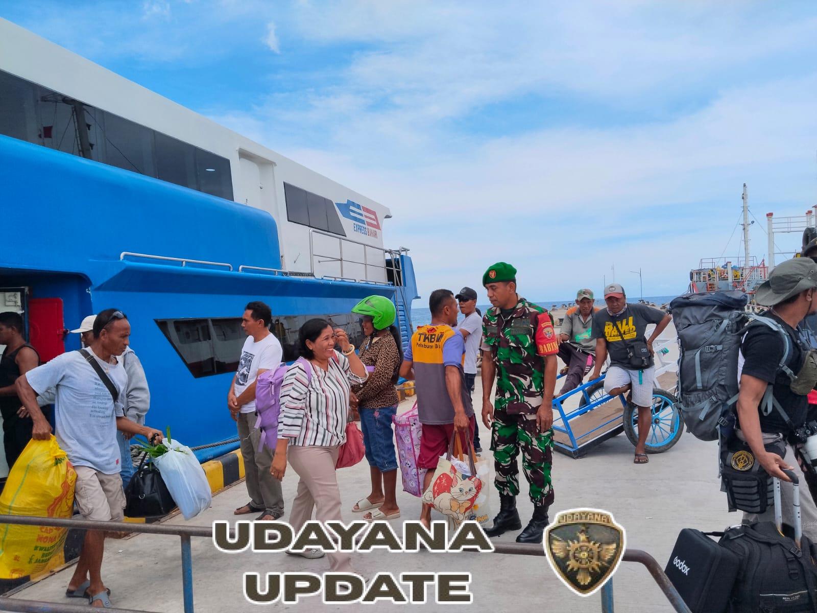 Babinsa Ba’a Pantau Kedatangan Kapal Express Bahari 8E di Pelabuhan Ba’a