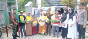 Babinsa Lamusung dan Bhabinkamtibmas Salurkan Bantuan Beras SPHP kepada Warga Kurang Mampu