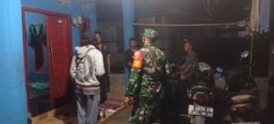 ‎Babinsa Aik Dewa Ajak Warga Tingkatkan Siskamling di Musim Penghujan