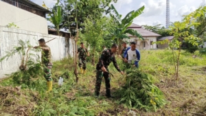 Koramil 1615-11/Aikmel Gelar Gotong Royong Bersihkan Kantor Camat Aikmel