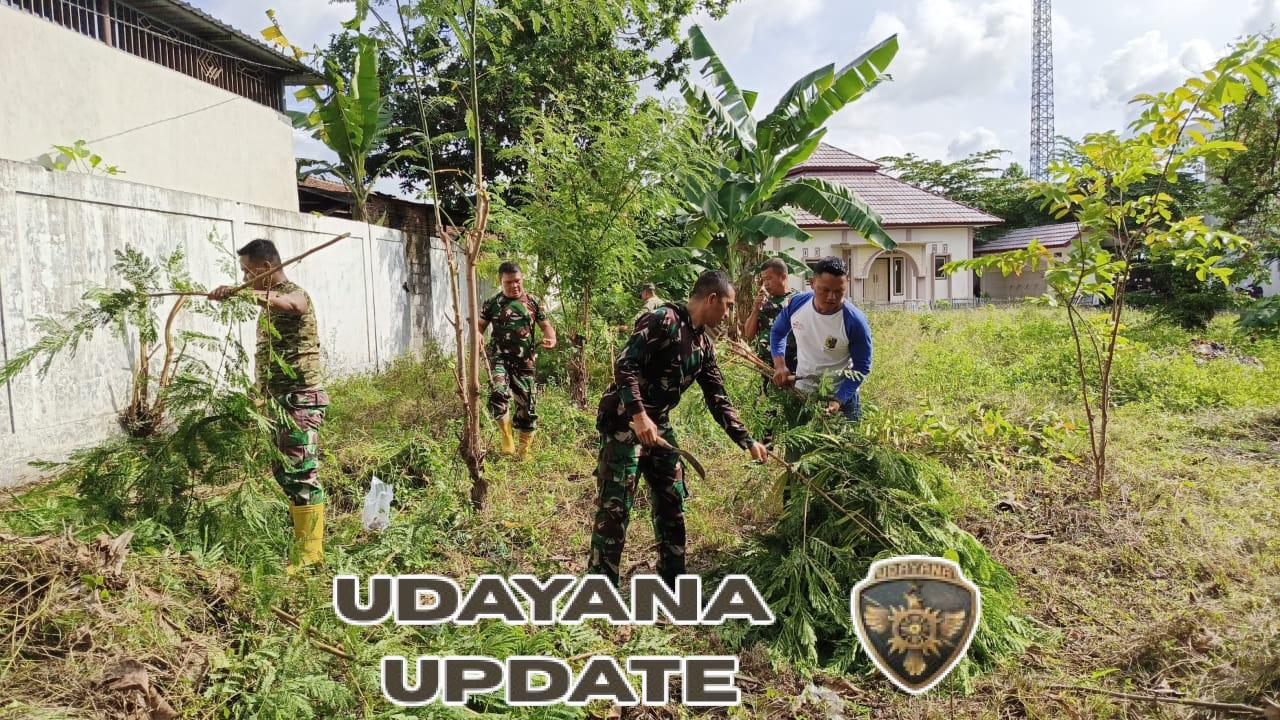 Koramil 1615-11/Aikmel Gelar Gotong Royong Bersihkan Kantor Camat Aikmel