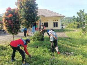 Babinsa Koramil 1628-01/Taliwang Bersama Pemdes Mura Gelar Gotong Royong di Halaman Kantor Desa