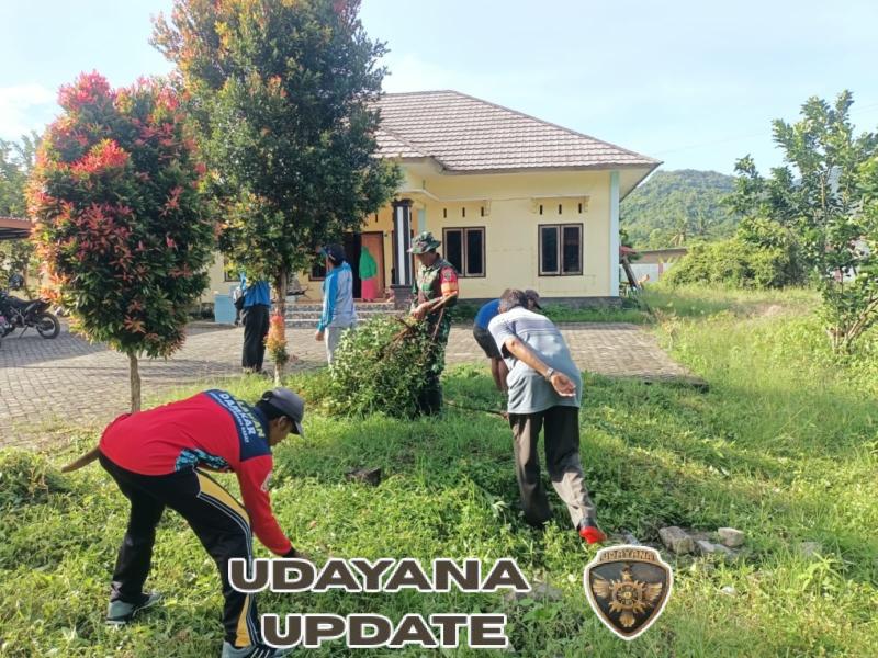 Babinsa Koramil 1628-01/Taliwang Bersama Pemdes Mura Gelar Gotong Royong di Halaman Kantor Desa