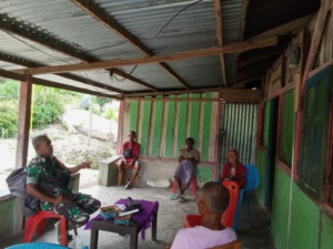 Babinsa Amanatun Utara Ajak Warga Jaga Kebersihan Lingkungan di Musim Penghujan