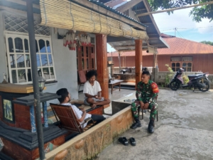 Babinsa Ramil 1602-01/Ende Perkuat Kemanunggalan TNI-Rakyat Lewat Komsos di Desa Bheramari