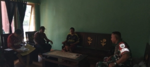 Babinsa Batutua Ajak Warga Jaga Kebersihan Saat Musim Hujan Melalui Komsos di Desa Oehandi