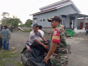 Babinsa Koramil 1614-05 Pekat Ajak Warga Jaga Kebersihan Lingkungan