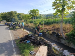 Babinsa Koramil 1614-04/Kilo Pimpin Gotong-Royong Bersihkan Irigasi di Malaju