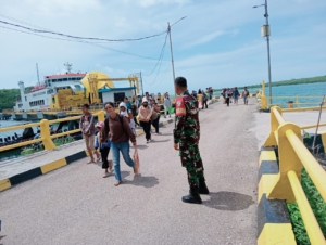Koramil 1627-02/Pantai Baru Laksanakan Pemantauan Ketat Arus Penumpang di Pelabuhan ASDP Ofalangga