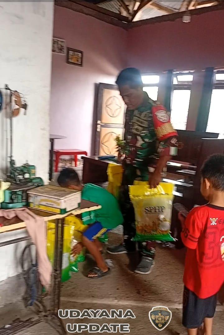 Babinsa Serka Janry Selanno Salurkan 50 Karung Beras SPHP kepada Warga Ne’e Mok