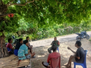 Babinsa Walakaka Gelar Komsos Kamtibmas di Desa Harona Kalla