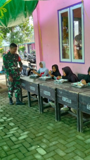 Babinsa Koramil 1628-01/Taliwang Dampingi Program Makan Bergizi Gratis di SDN Sermong