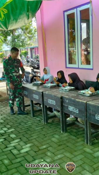 Babinsa Koramil 1628-01/Taliwang Dampingi Program Makan Bergizi Gratis di SDN Sermong