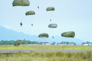 Bersama Tuhan Menyerbu Dari Langit: Ratusan Prajurit TNI Terjun di Morowali