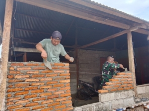 Tingkatkan Kemanunggalan, Babinsa Pantar Gotong Royong Bangun Rumah Warga