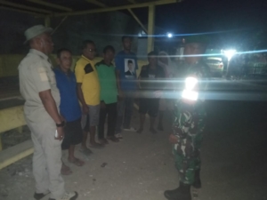 Patroli Siskamling Koramil Woha Tuntaskan Kegiatan Hingga Tengah Malam dengan Kondusif