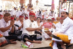 Bupati Sanjaya Hadiri Puncak Karya Agung Ngenteg Linggih di Desa Adat Biaung