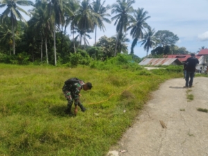 Babinsa Koramil 1602-01/Ende Tinjau Lahan Koperasi Merah Putih di Nangapanda untuk Pastikan Keamanan