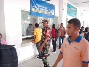 Babinsa Ende Amankan Kedatangan Kapal KM AWU di Pelabuhan IPPI