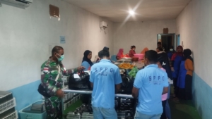 Babinsa Koramil 1627-02/Rote Timur Dampingi Program Pemberian Makanan Sehat Bergizi